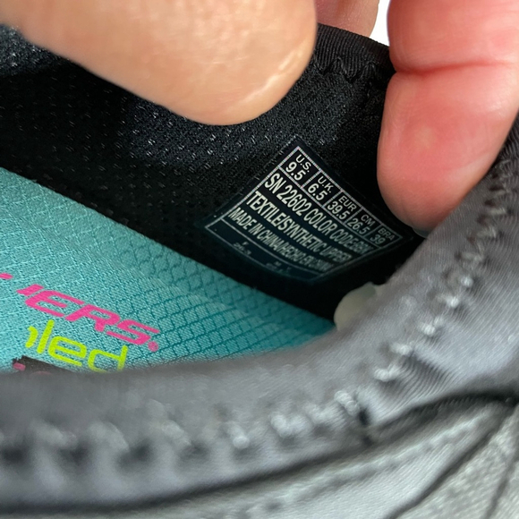 Skechers Women's Black Slip-On Sneakers looks in new condition - Picture 4 of 4